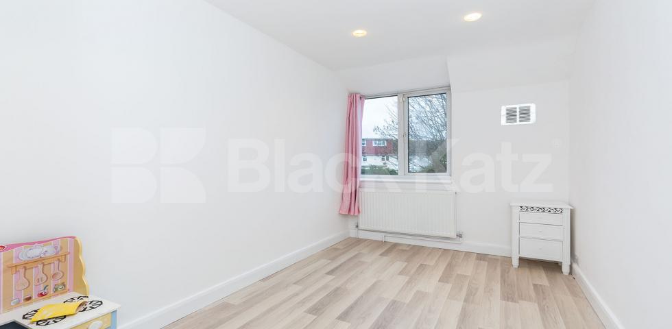 			SPACIOUS FAMILY HOME!, 3 Bedroom, 2 bath, 2 reception House			 Summers Lane, FINCHLEY